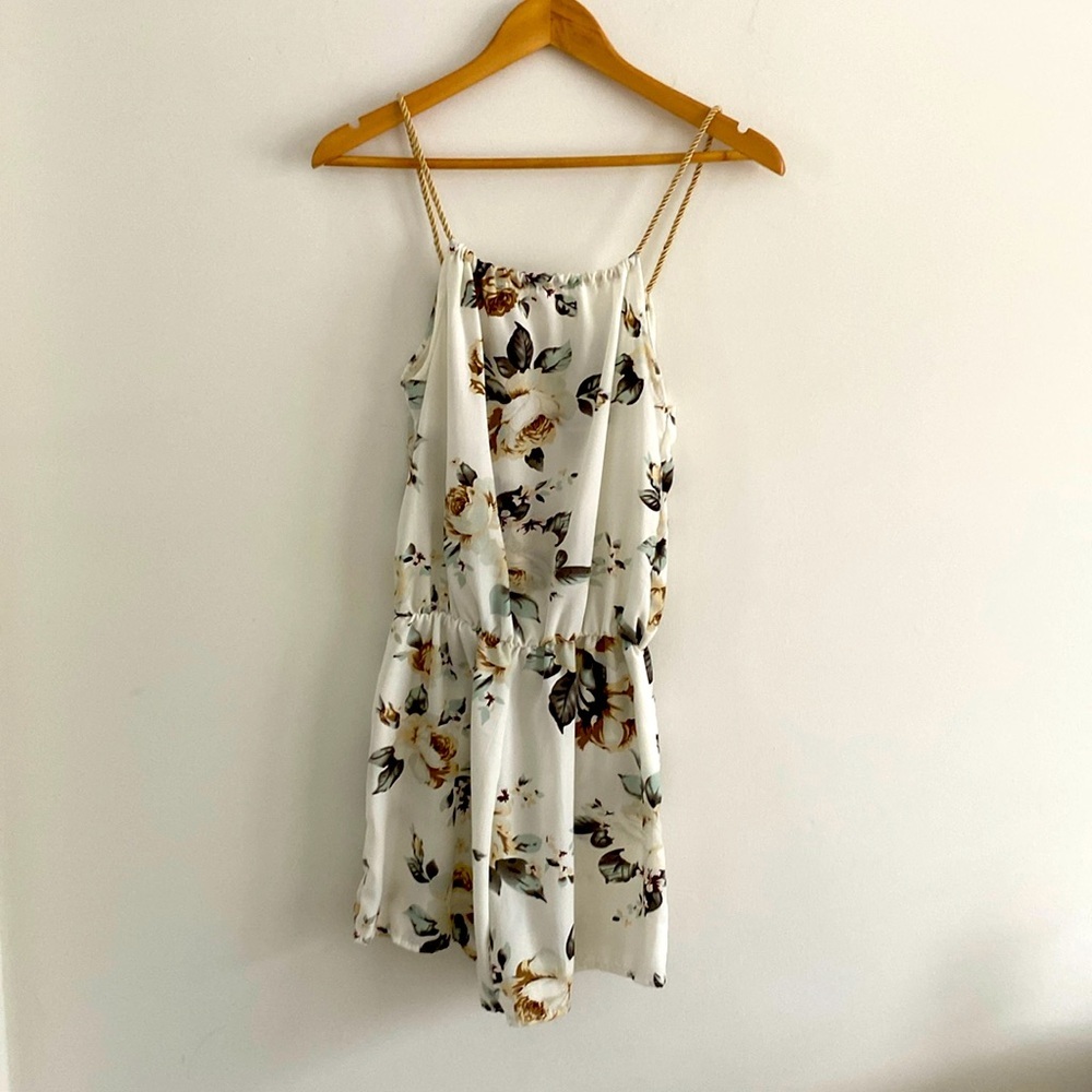 Women’s romper withh adjustable straps.